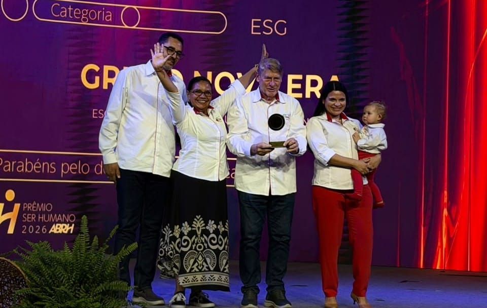 Representantes do Grupo Nova Era recebem troféu no palco do Prêmio Ser Humano 2026 ABRH, na categoria ESG.