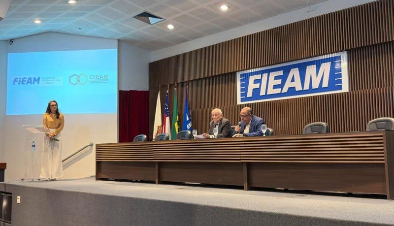 Mesa diretora com representantes do Cieam e Fieam durante encontro com candidatos em Manaus.