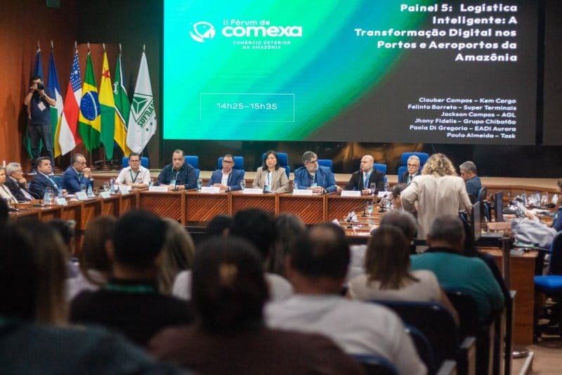 Integrantes de painel sobre logística inteligente sentados à mesa durante o 2° Fórum de Comércio Exterior, em Manaus.