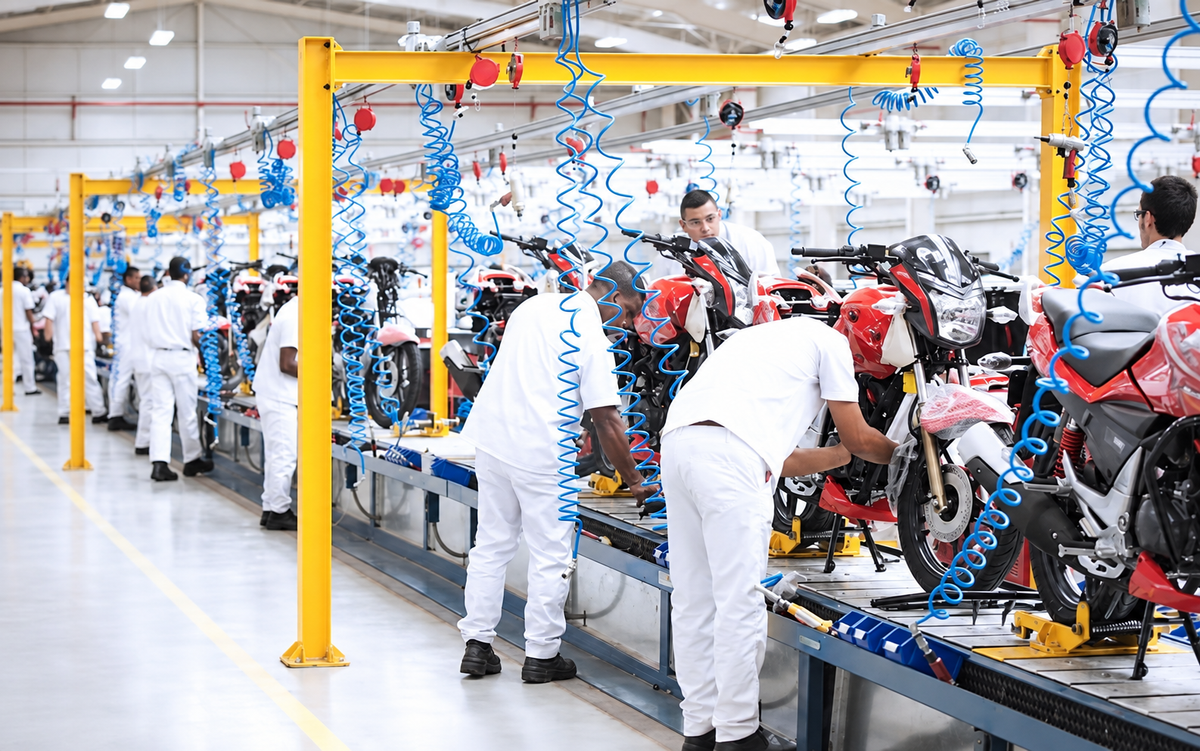 Trabalhadores em linha de montagem de motocicletas na fábrica da Moto Honda em Manaus.
