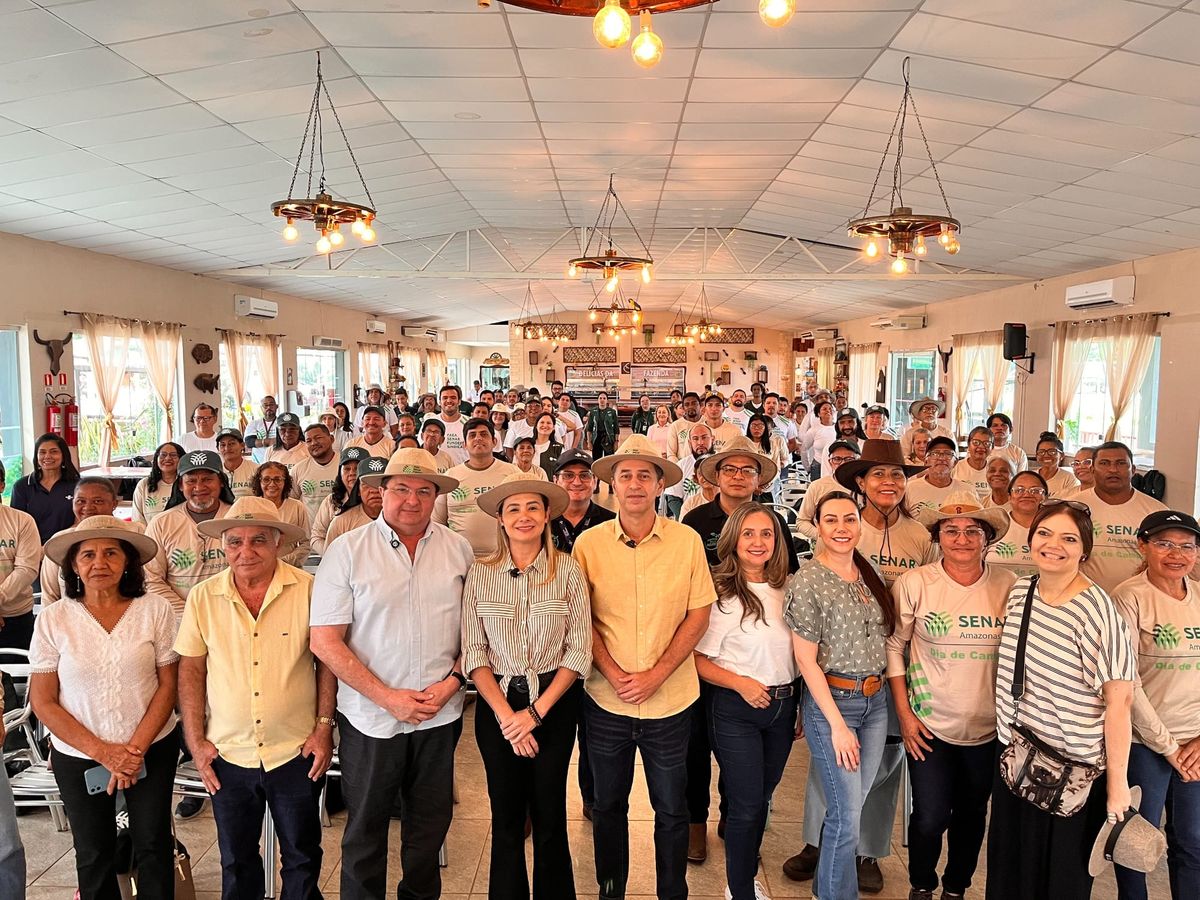 Grupo de produtores e gestores do Senar e Sebrae reunidos em salão durante agenda na Fazenda Santa Rosa, em Iranduba.