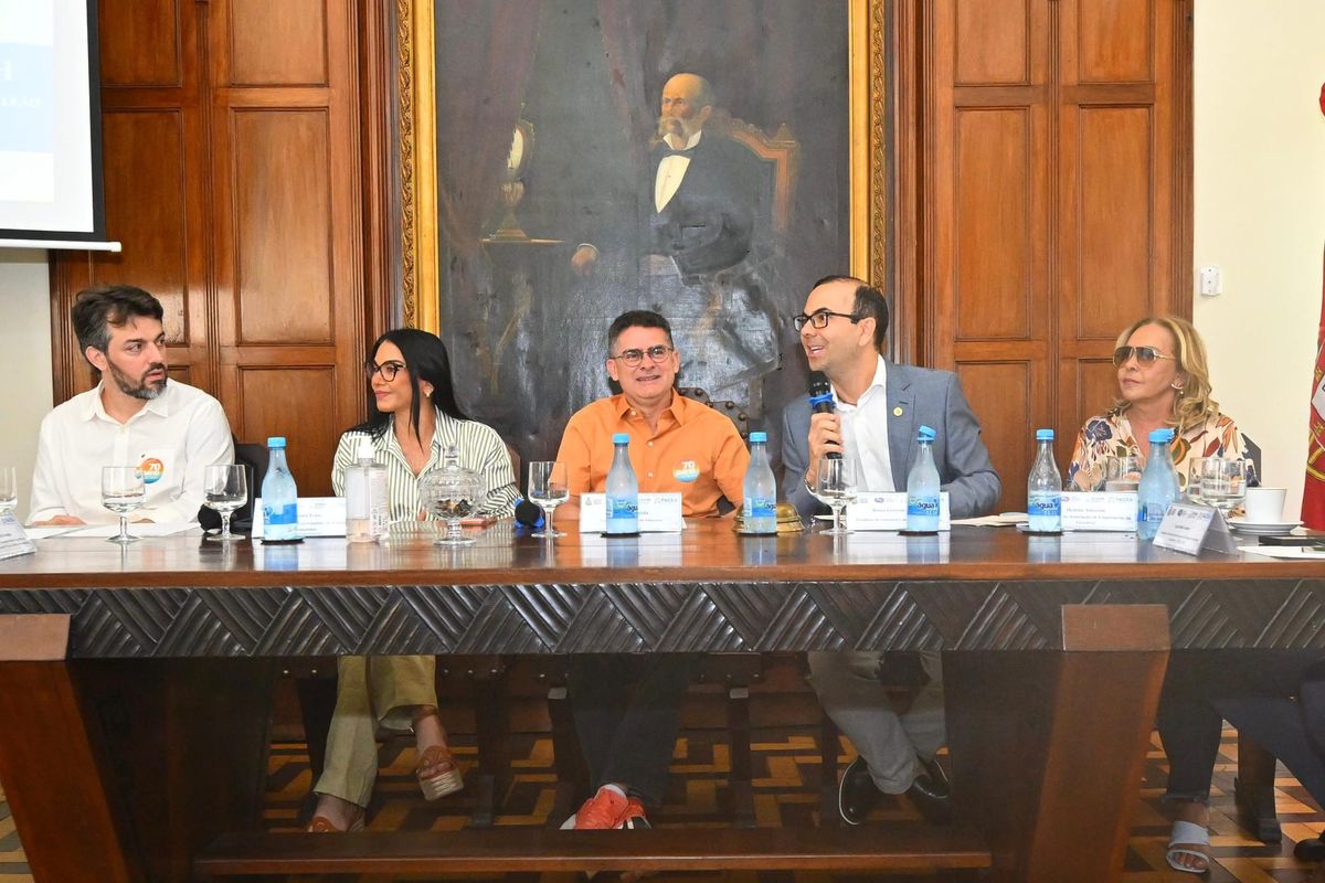 David Almeida e Dra. Shádia em reunião com empresários na mesa diretora da Associação Comercial do Amazonas.