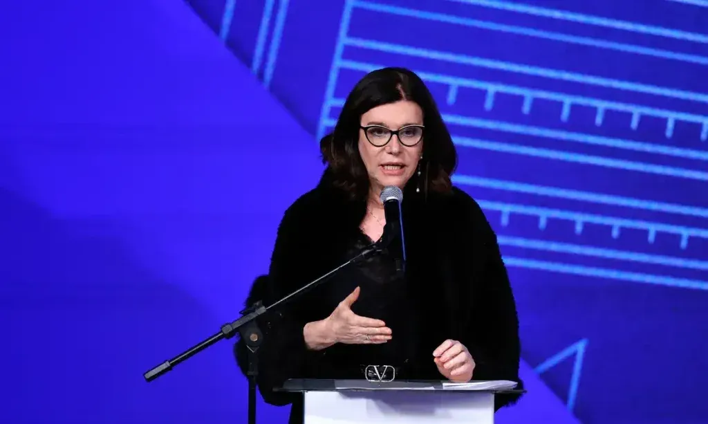 Magda Chambriard, presidente da Petrobras, fala ao microfone durante abertura da ROG.e 2026 no Rio de Janeiro.