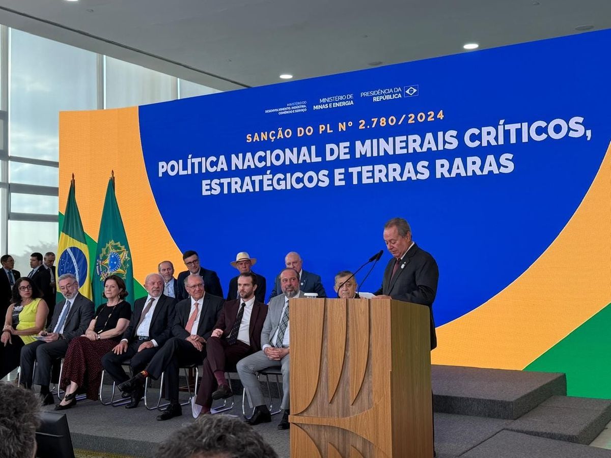 Ricardo Alban discursa em púlpito durante sanção da Política Nacional de Minerais Críticos no Palácio do Planalto.