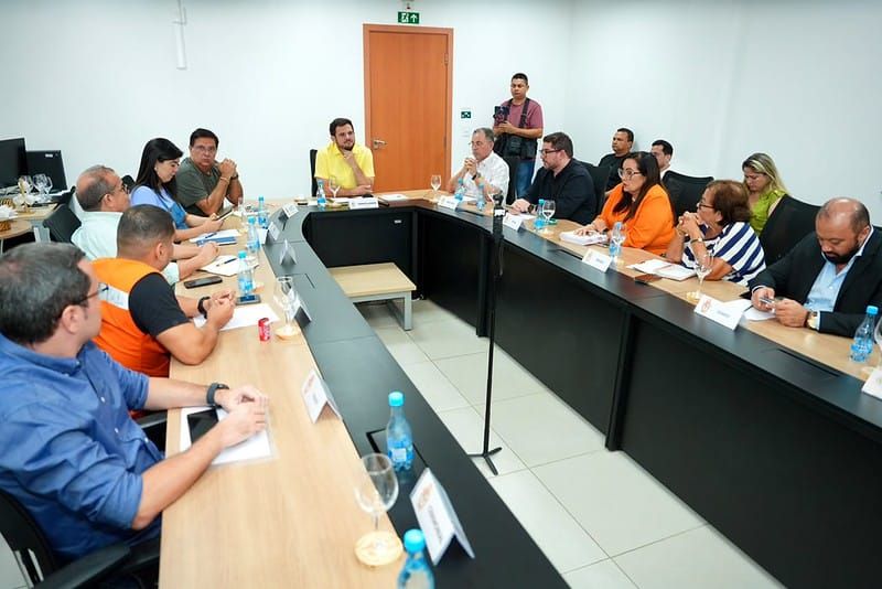 Prefeito Renato Junior em reunião com o Comitê de Crise Climática em uma mesa redonda no Centro de Cooperação da Cidade.