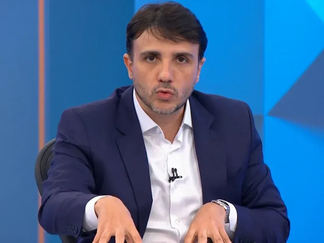 O candidato à Presidência Renan Santos, vestindo paletó azul e camisa branca, durante entrevista em estúdio de televisão.