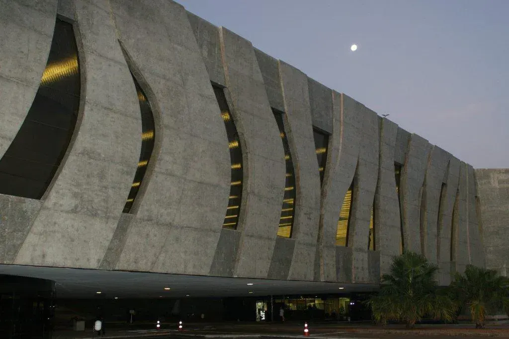 Fachada lateral do edifício do Superior Tribunal de Justiça (STJ) em Brasília, com arquitetura em concreto e vidro.