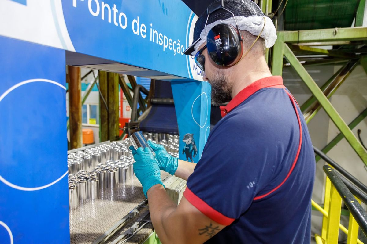 Ball usa monitoramento preditivo e participação de colaboradores para prevenir riscos industriais