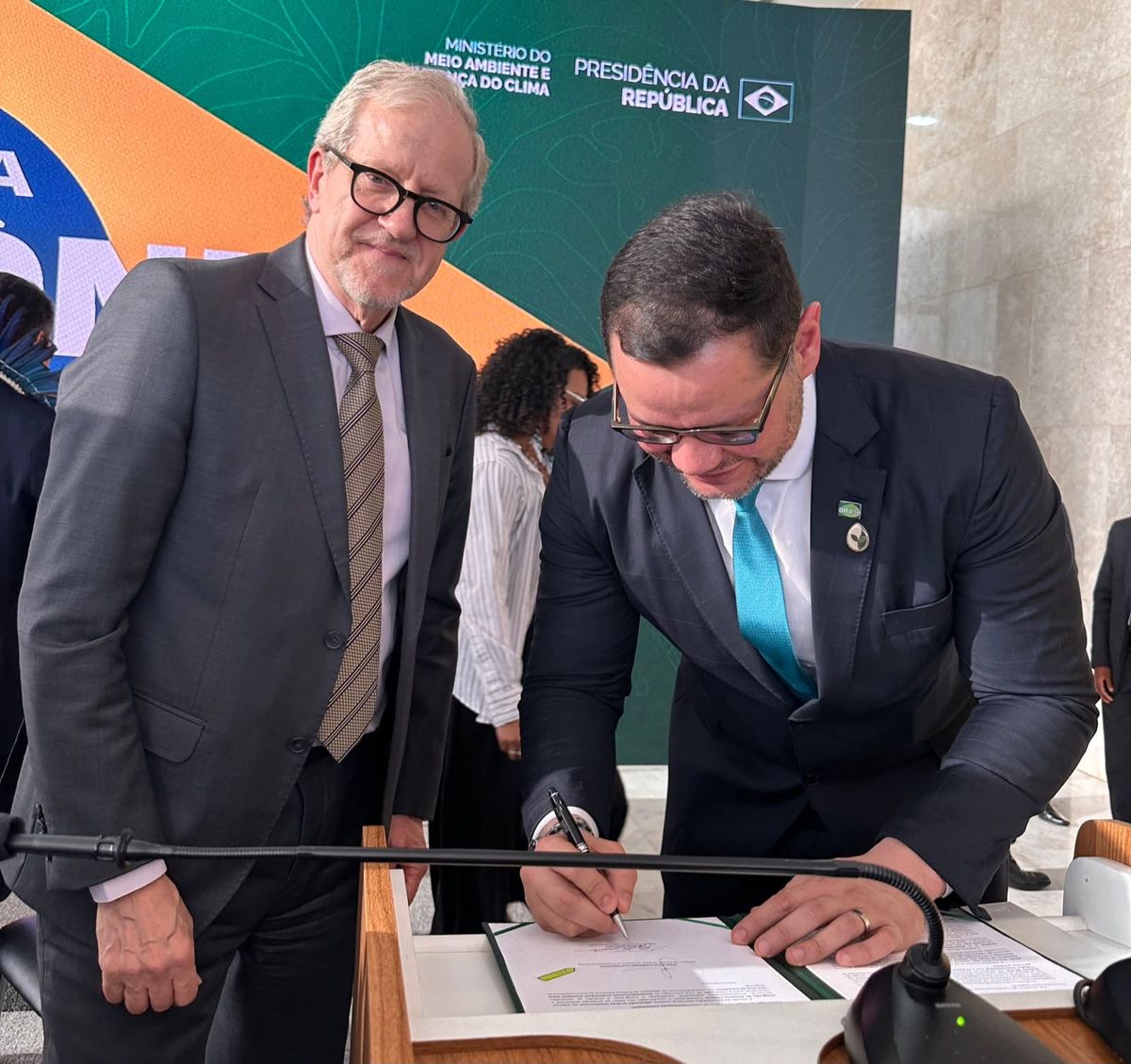 Leopoldo Montenegro assina documento ao lado de João Paulo Capobianco no Palácio do Planalto, em Brasília.