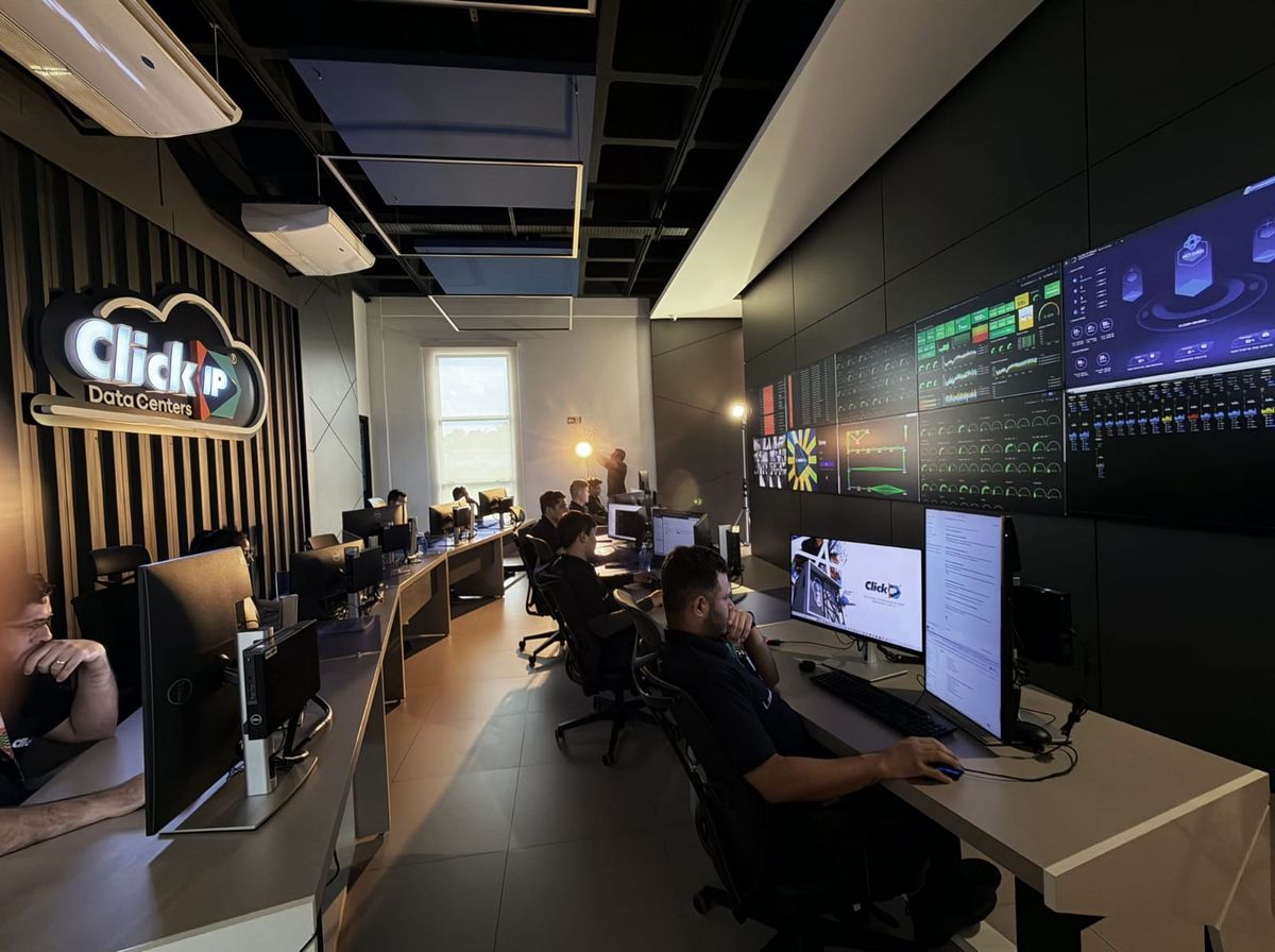 Colaboradores trabalhando em computadores no centro de monitoramento da Click IP Data Centers, em Manaus.