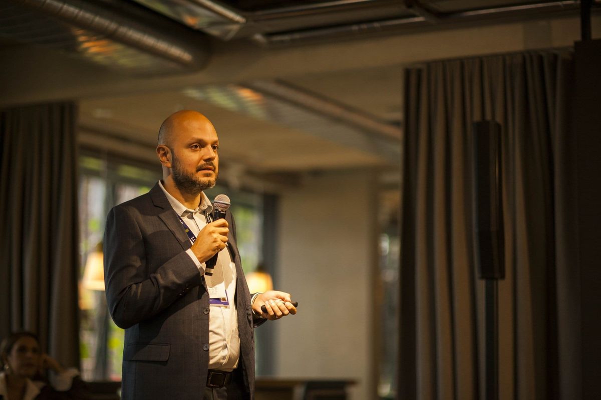 Anderson Grimm fala ao microfone durante o Amazonas Invest Farma, em São Paulo.
