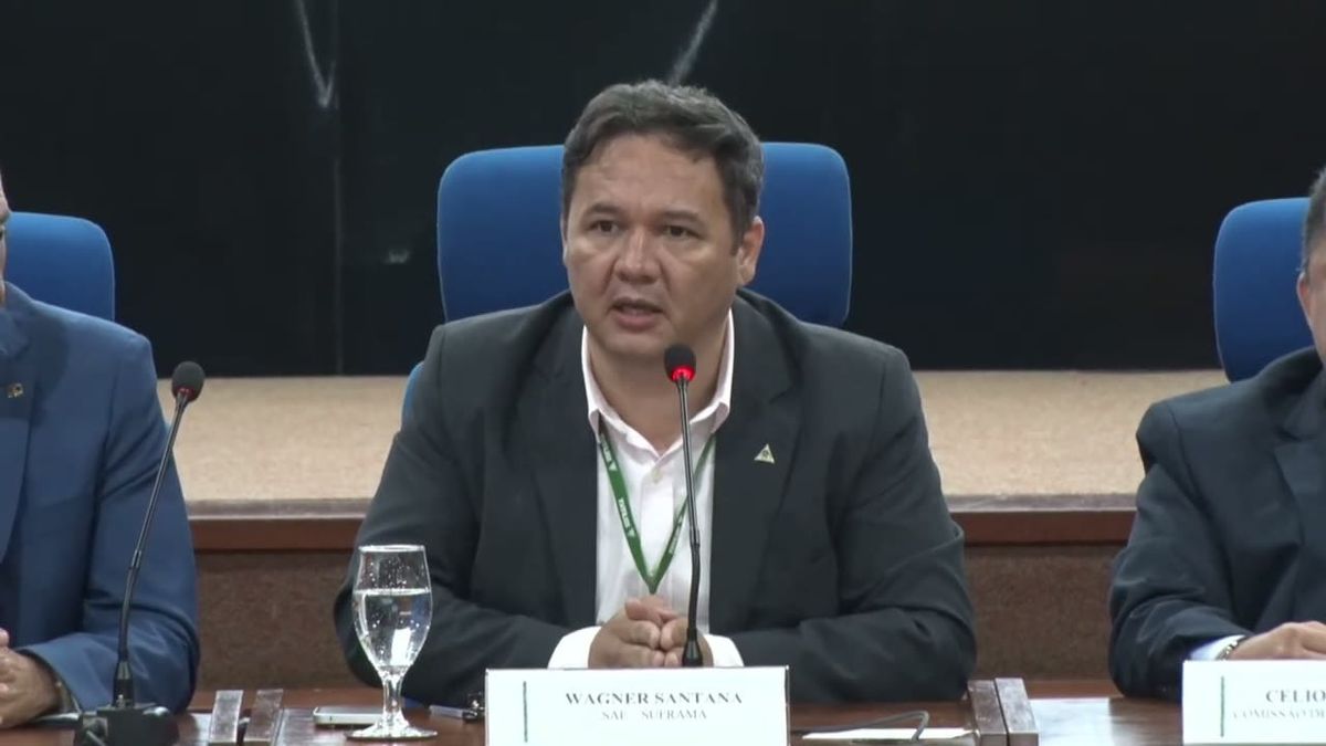 Wagner Santana, da Suframa, discursa à mesa no encerramento do fórum de comércio exterior do Cieam