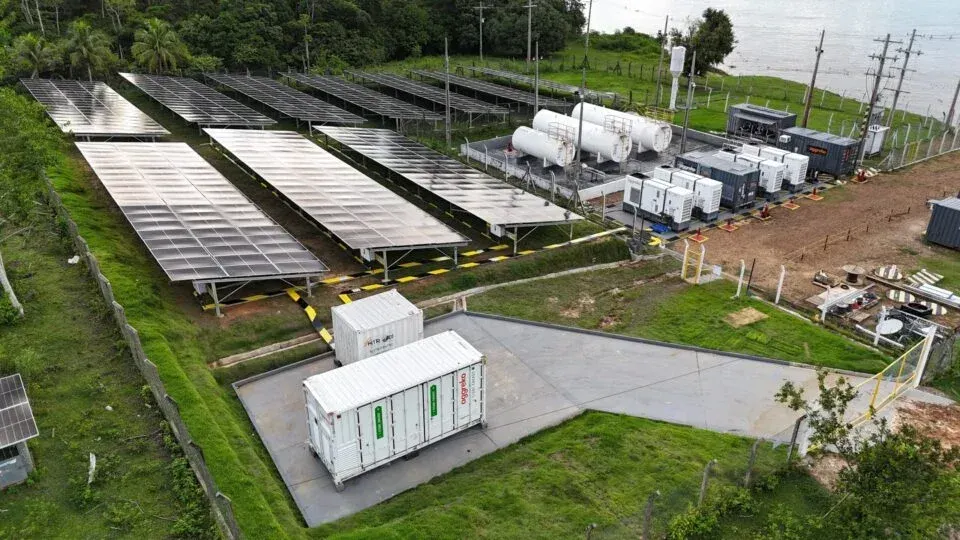 Vista aérea de usina de geração de energia com painéis solares e geradores da Aggreko em área de mata no Amazonas.