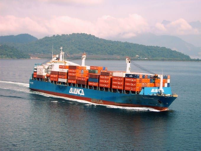 Navio porta-contêineres da Aliança Navegação e Logística carregado navegando em mar aberto próximo à costa.