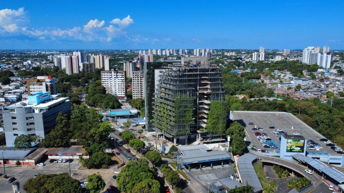 Vista aérea do edifício Botânica Office em construção, destacando jardins verticais na fachada em Manaus.