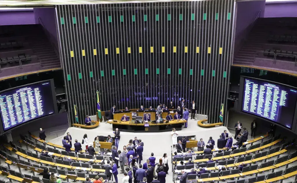 Deputados reunidos no plenário da Câmara dos Deputados durante sessão de votação em Brasília.