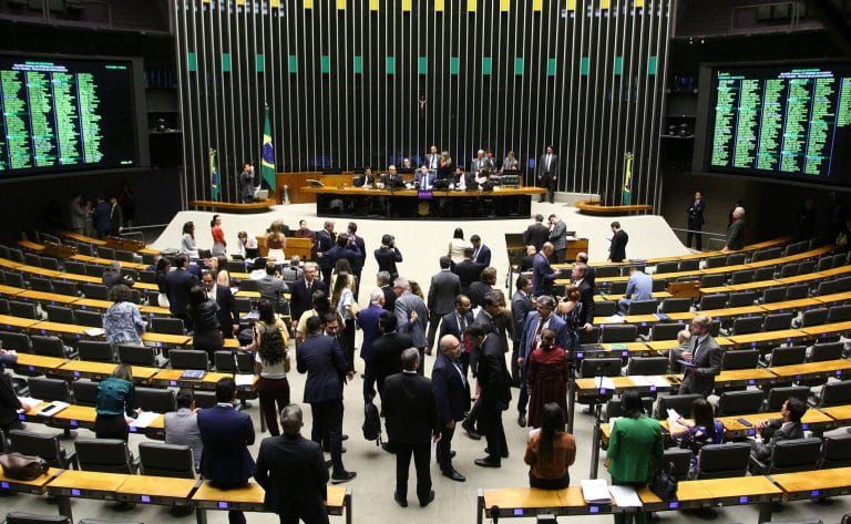 Deputados federais reunidos no plenário da Câmara durante sessão de votação em Brasília.
