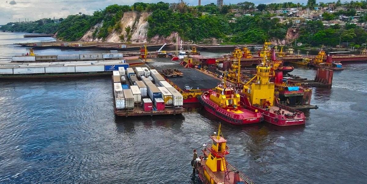 Balsas carregadas com contêineres e empurradores atracados no píer do Porto Chibatão, em Manaus.