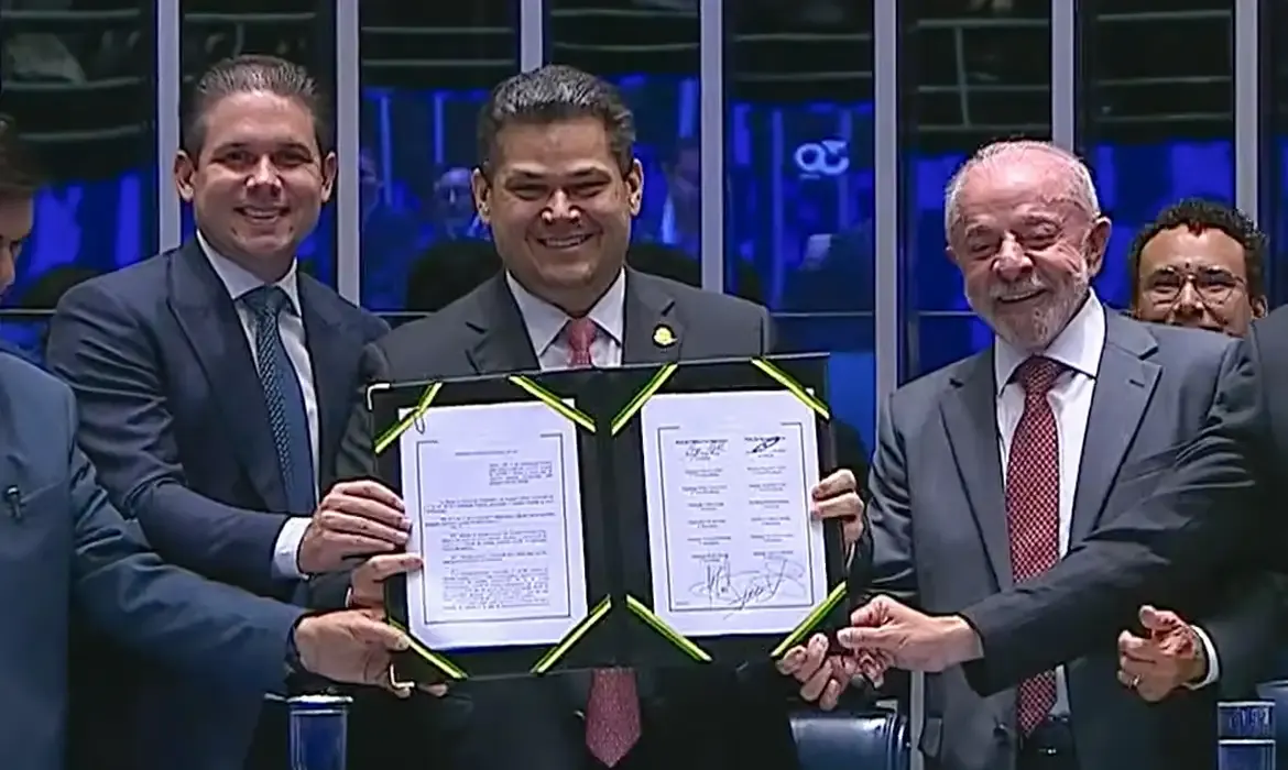 Davi Alcolumbre e Lula seguram documento da Emenda Constitucional nº 141 de 2026 durante sessão no Congresso Nacional.
