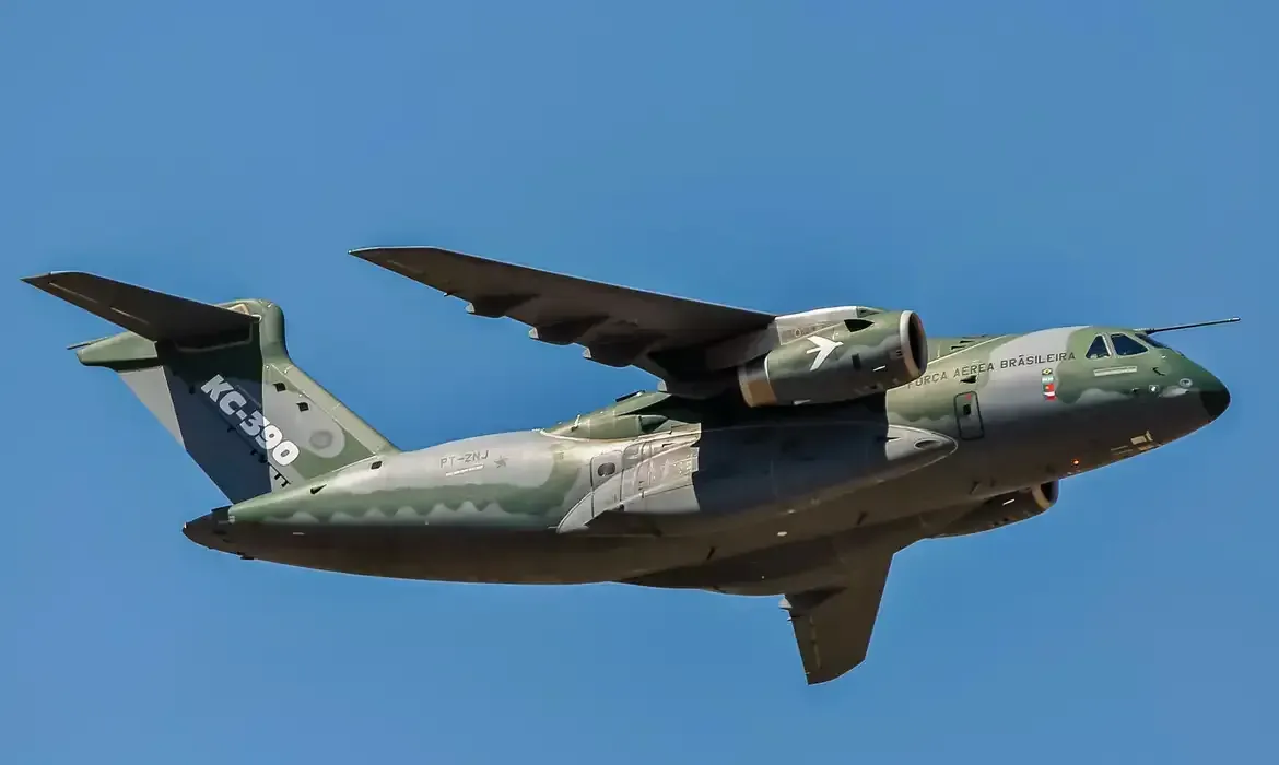 Aeronave militar KC-390 Millenium da Força Aérea Brasileira em voo sob céu azul.