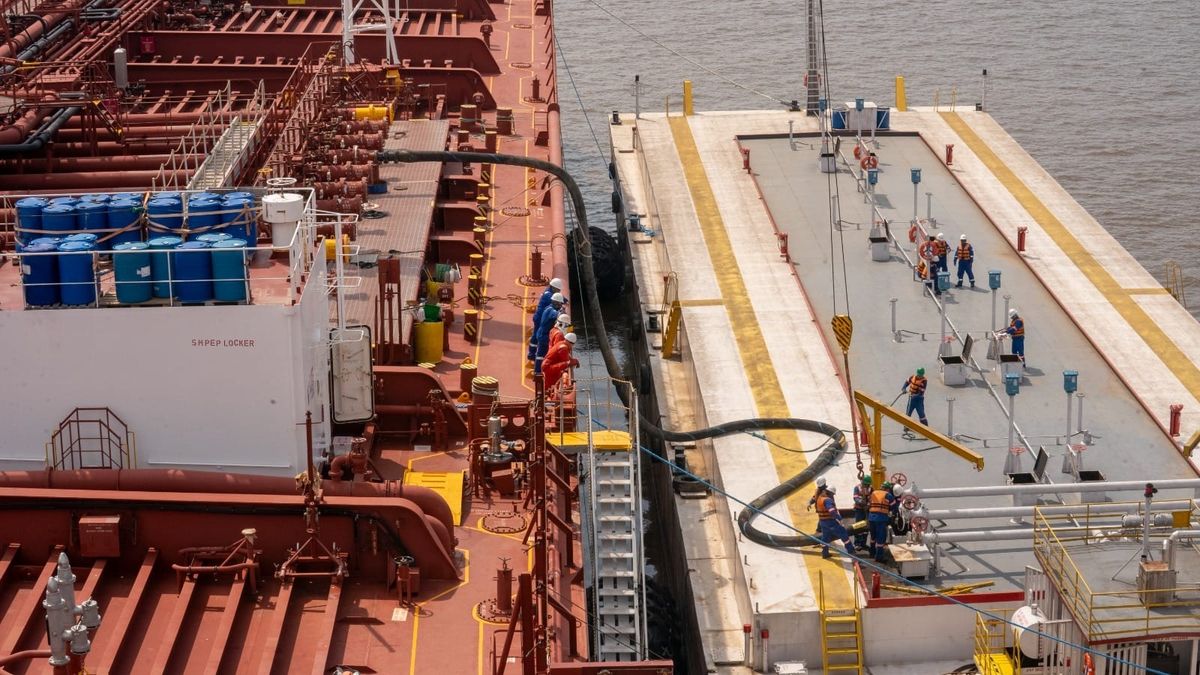 Transferência de carga entre navio de grande porte e balsa-tanque no rio Amazonas, em operação logística do Grupo Atem.