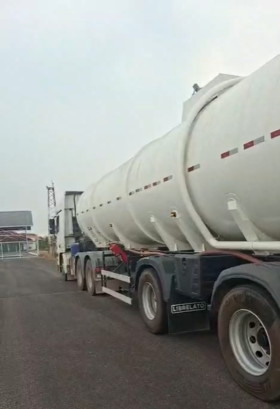 Caminhão-tanque branco da marca Librelato estacionado em área operacional para transporte de água.