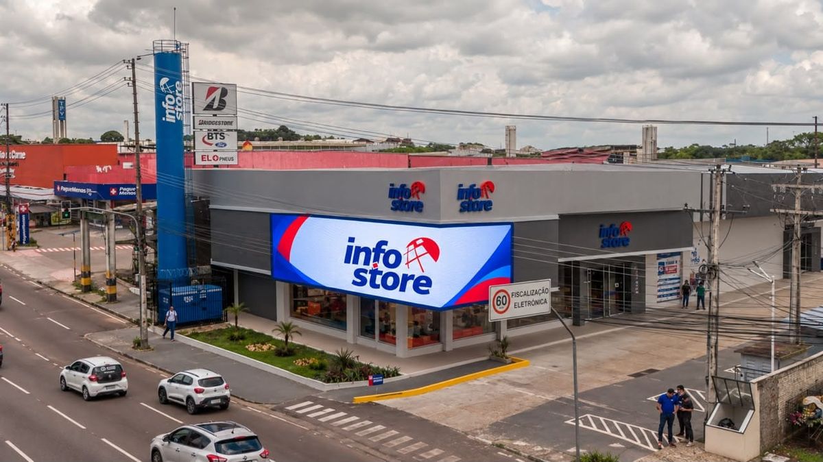 Fachada de uma loja Info Store em Manaus, com painel de LED e letreiro da marca em uma esquina movimentada.