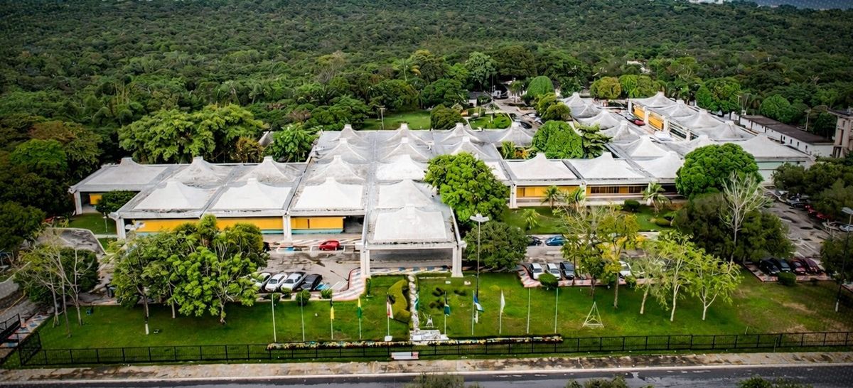 Vista aérea da sede da Suframa em Manaus, com telhados brancos característicos cercados por vegetação.