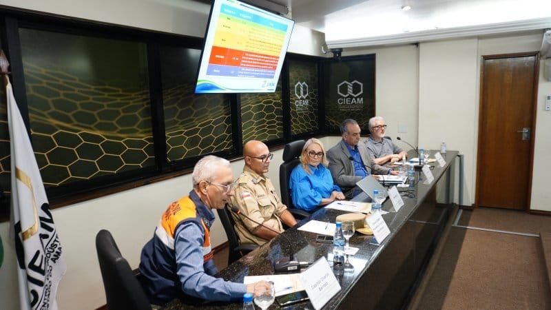 Representantes do Cieam, Corpo de Bombeiros e Defesa Civil reunidos em mesa de discussão em Manaus.