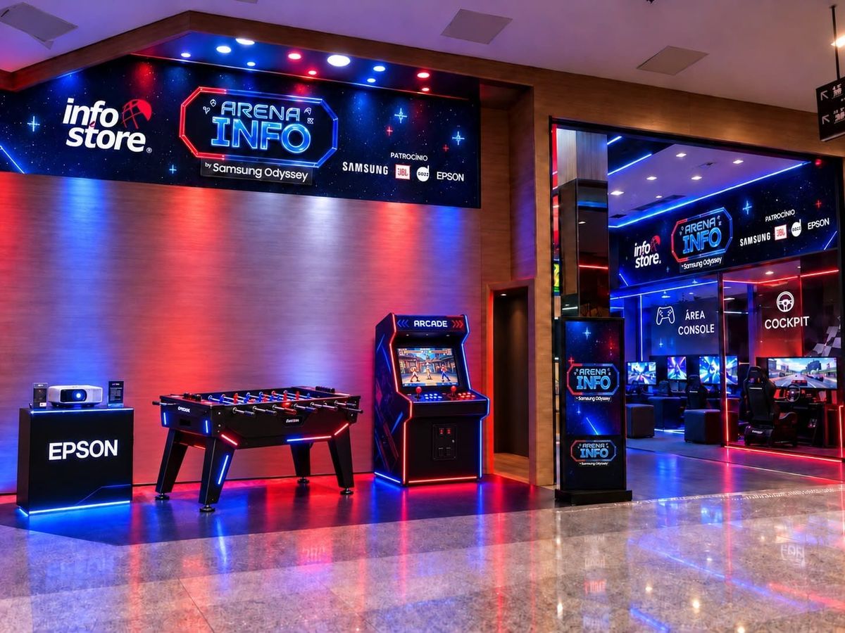 Espaço Arena Info by Samsung Odyssey com máquinas de arcade, mesa de pebolim e áreas de console e cockpit em Manaus.