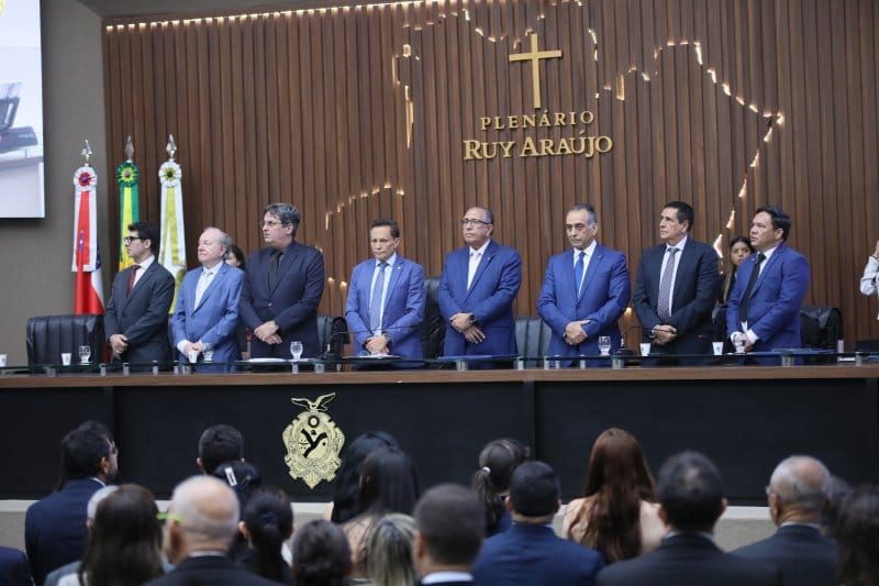Autoridades e homenageados perfilados no Plenário Ruy Araújo da Assembleia Legislativa do Estado do Amazonas.