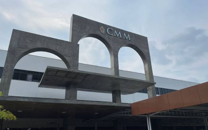 Fachada da Câmara Municipal de Manaus (CMM) com arcos de concreto e a sigla da instituição em destaque.