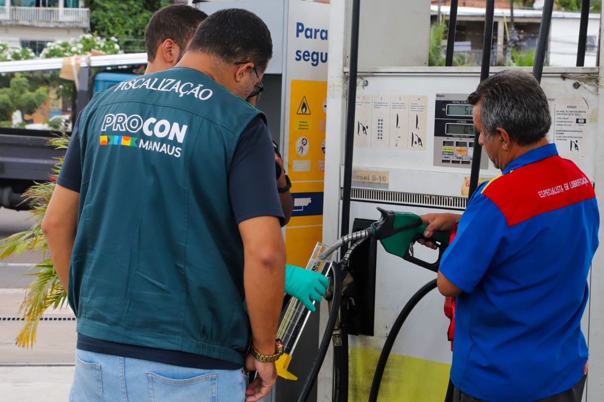 Agentes do Procon Manaus realizam fiscalização em bomba de combustível de um posto de gasolina.