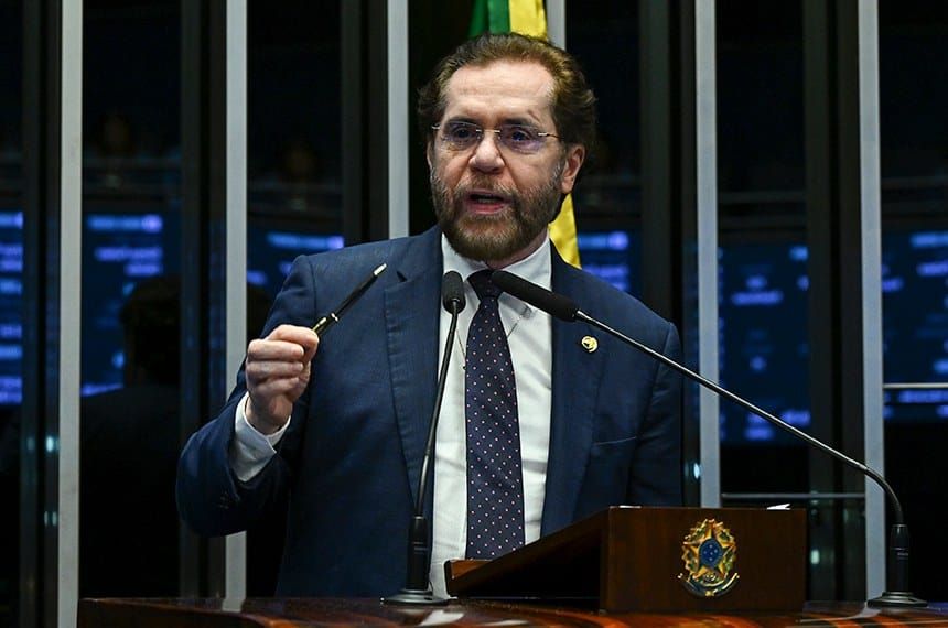 O senador Plínio Valério discursa em um púlpito com microfones no plenário do Senado Federal.