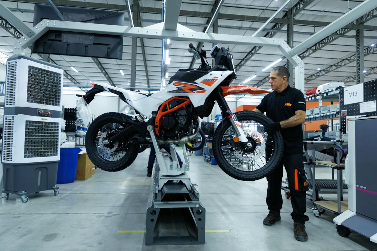 Trabalhador monta motocicleta em linha de produção da fábrica da KTM no Polo Industrial de Manaus.