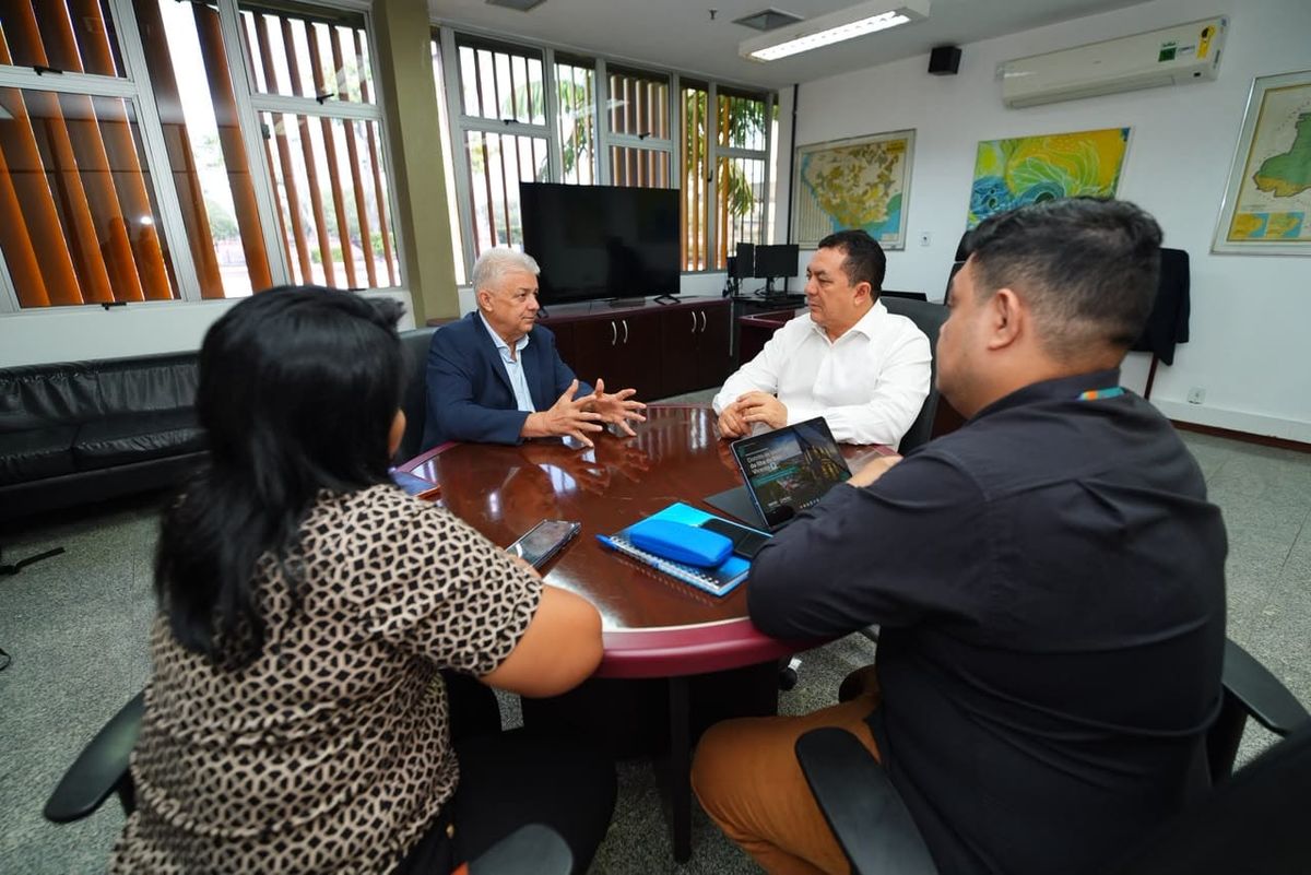 Waldenir de Souza Vieira, da Suframa, e Alonso Oliveira, da Semtepi, em reunião técnica em uma mesa redonda.