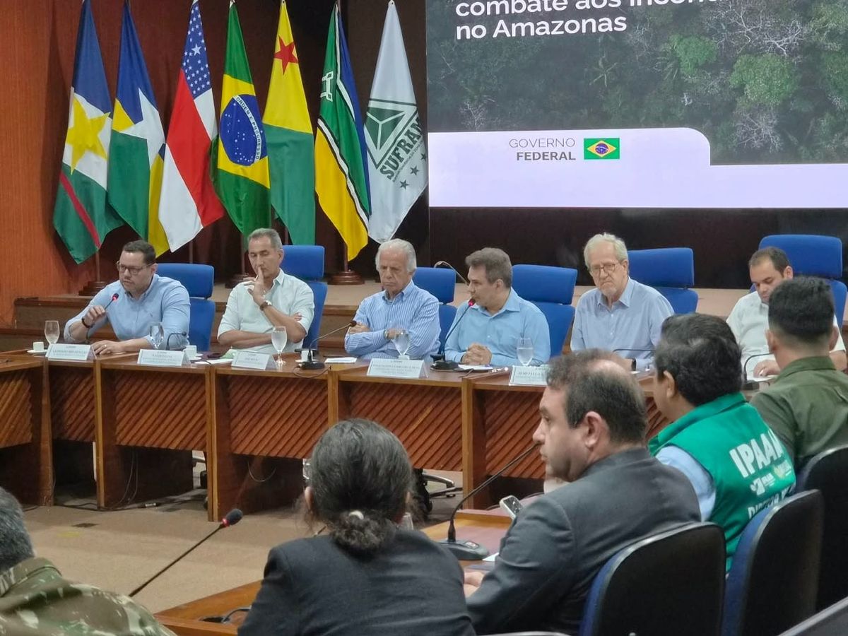 Representantes de órgãos federais e estaduais reunidos em mesa na sede da Suframa, em Manaus.