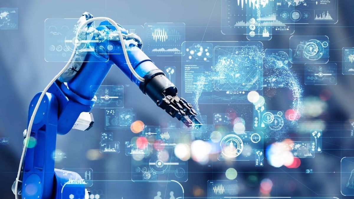 Braço robótico azul operando em ambiente industrial com sobreposição de gráficos digitais e ícones de tecnologia.