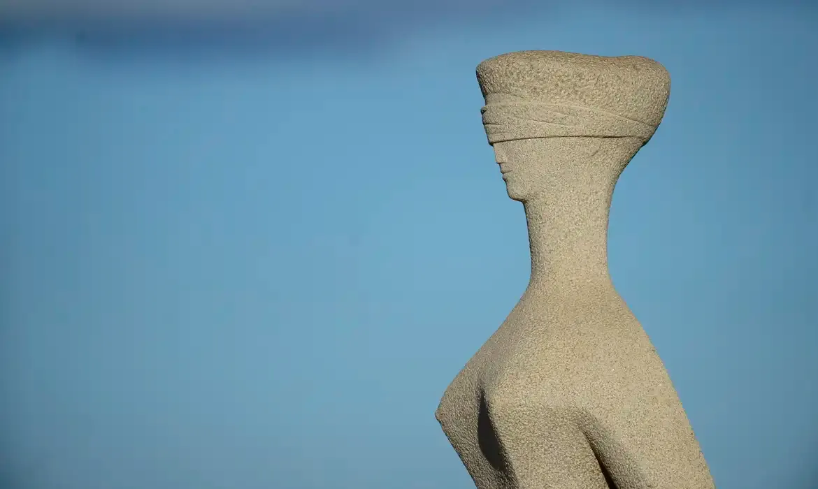 Escultura A Justiça, de Alfredo Ceschiatti, em frente ao prédio do Supremo Tribunal Federal, em Brasília.