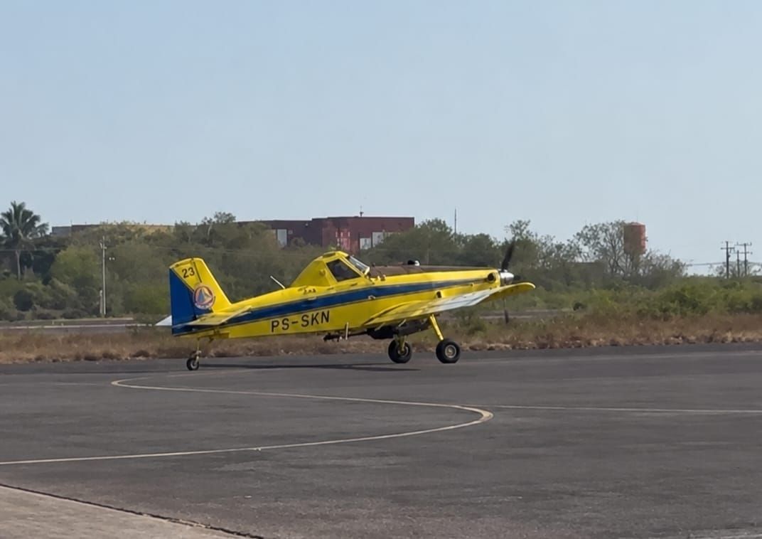 Avião Air Tractor amarelo e azul, prefixo PS-SKN, em pista de pouso em Manaus para combate a incêndios florestais.