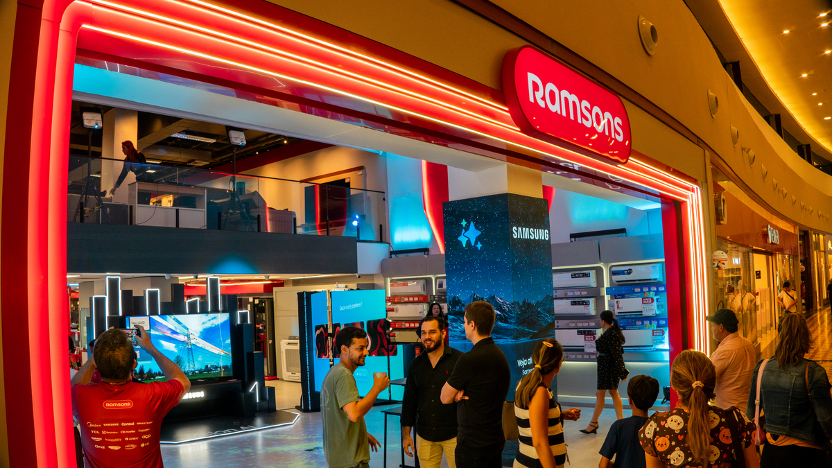 Fachada da loja Ramsons no Manauara Shopping com clientes e displays de televisores Samsung em destaque.