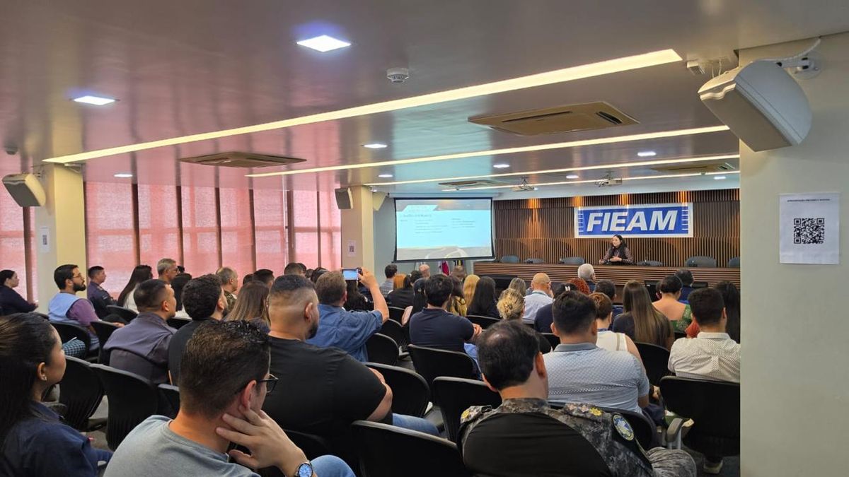 Público assiste a palestra no auditório da Fieam com logotipo da federação ao fundo durante evento do Programa Qualidade Amazonas.