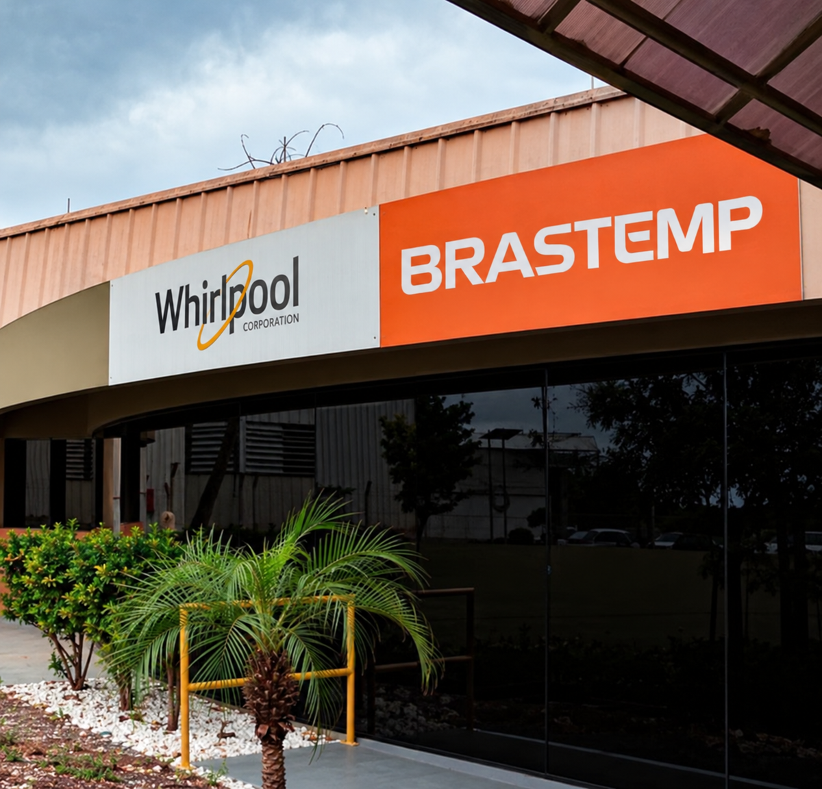 Fachada da unidade da Whirlpool Corporation e Brastemp no Polo Industrial de Manaus.