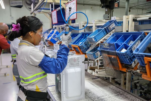 Linha de produção de micro-ondas na Whirlpool, em Manaus