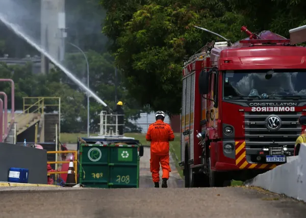 Bombeiros militares atuam no resfriamento do tanque afetado pelo vazamento de estireno na fábrica da Innova, em Manaus