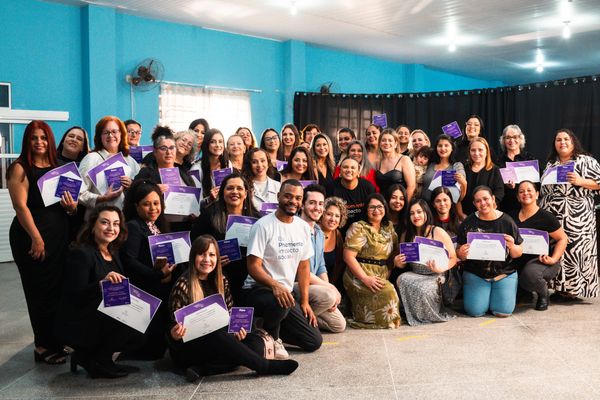 Mães empreendedoras participam de evento em Curitiba, com a marca Philco ao fundo