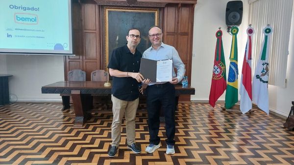 Bruno Loureiro Pinheiro, presidente da Associação Comercial do Amazonas, entrega certificado a Denis Minev em evento