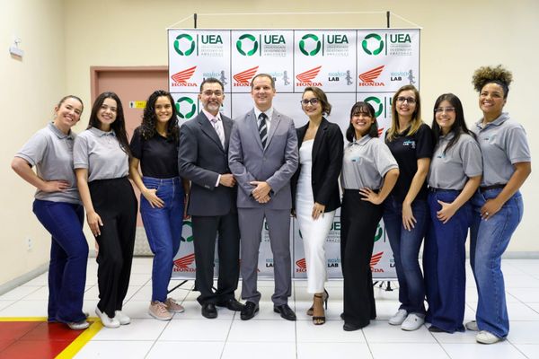 Mesa de autoridades e público em auditório durante aula magna de pós-graduação da Honda e UEA em Manaus