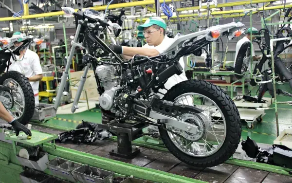 Linha de montagem de motocicletas em fábrica do PIM