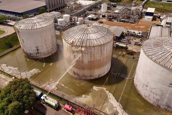Vista aérea do Distrito Industrial de Manaus, com galpões de fábricas e vegetação ao redor